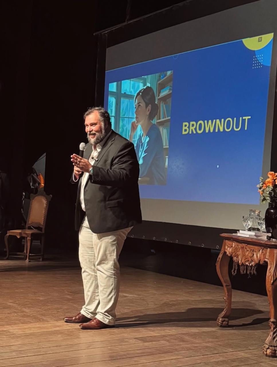 Eduardo Casarotto speaking at a teacher training event in São João del-Rei