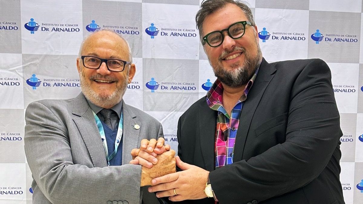 Casarotto at an institutional meeting at Instituto de Câncer Dr. Arnaldo
